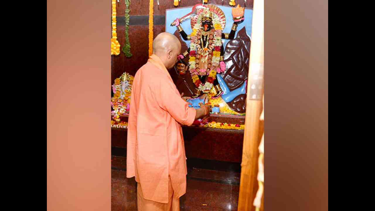 CM Yogi Anointed Maa Kali: सीएम योगी ने मां काली भगवान गणेश और कालभैरव का अभिषेक किया