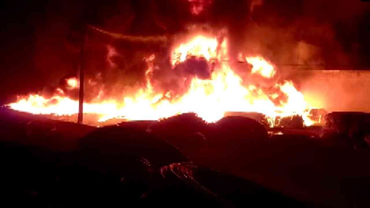 उत्तर प्रदेश के संभल में पाइप गोदाम में लगी आग, अभी तक कोई हताहत नहीं