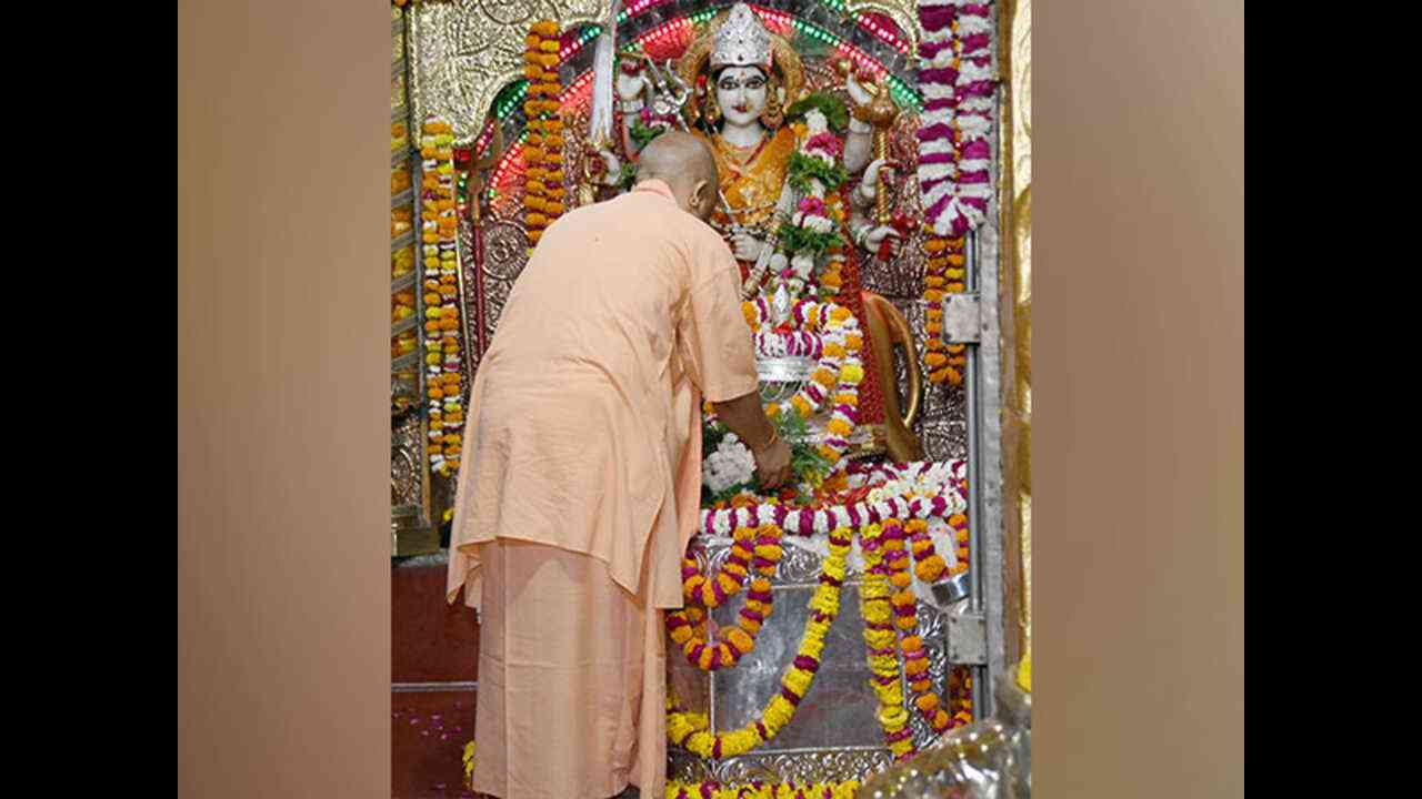 UP CM at Maa Pateshwari Temple: यूपी के सीएम ने चैत्र नवरात्रि के पहले दिन मां पटेश्वरी मंदिर में 'पूजा' की