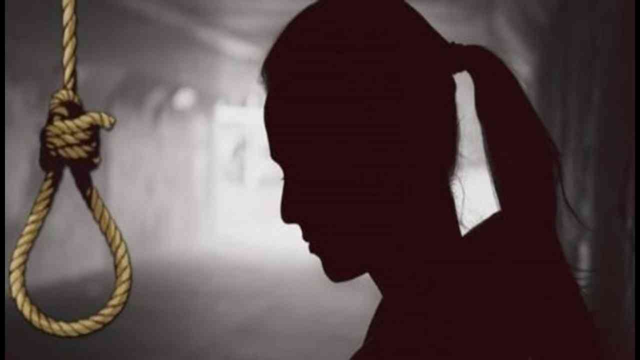 अपने ही दोस्त के पिता द्वारा यौन उत्पीड़न से परेशान कक्षा 7 की लड़की ने लगाई फांसी