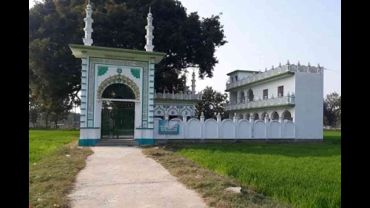 अयोध्या में मस्जिदो की सफाई और निर्माण का कार्य किया जा रहा है