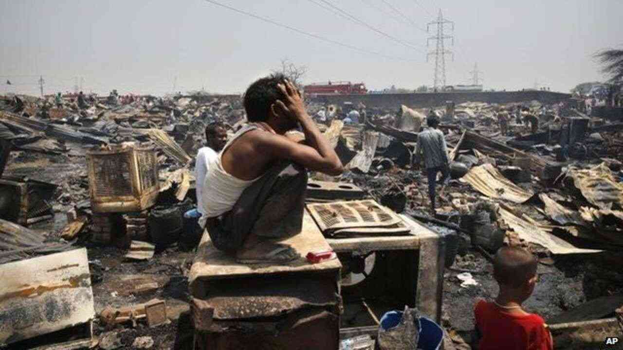 Ghaziabad 12 Slums Destroyed by Spark: गाजियाबाद में ट्रांसफार्मर से निकली चिंगारी से 12 झुग्गियां जलकर खाक हो गयीं