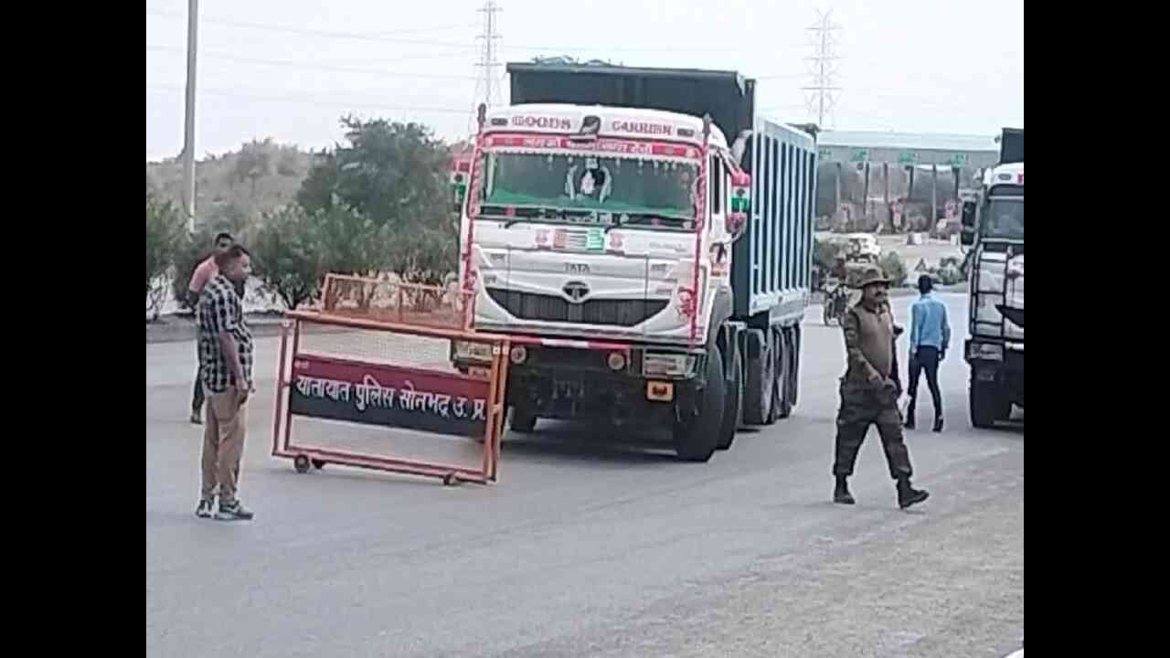 Child Dies as Ambulance Remain Stuck: यूपी में टोल प्लाजा पर घंटों जाम में फंसी एंबुलेंस, बच्चे की मौत, परिजनों ने किया विरोध प्रदर्शन