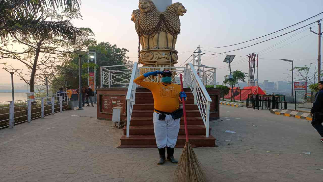 मिलिए गोरखपुर के 'झाड़ू बाबा' से, गोरखनाथ मंदिर की सफाई से प्रेरित होकर शुरू किया था अभियान