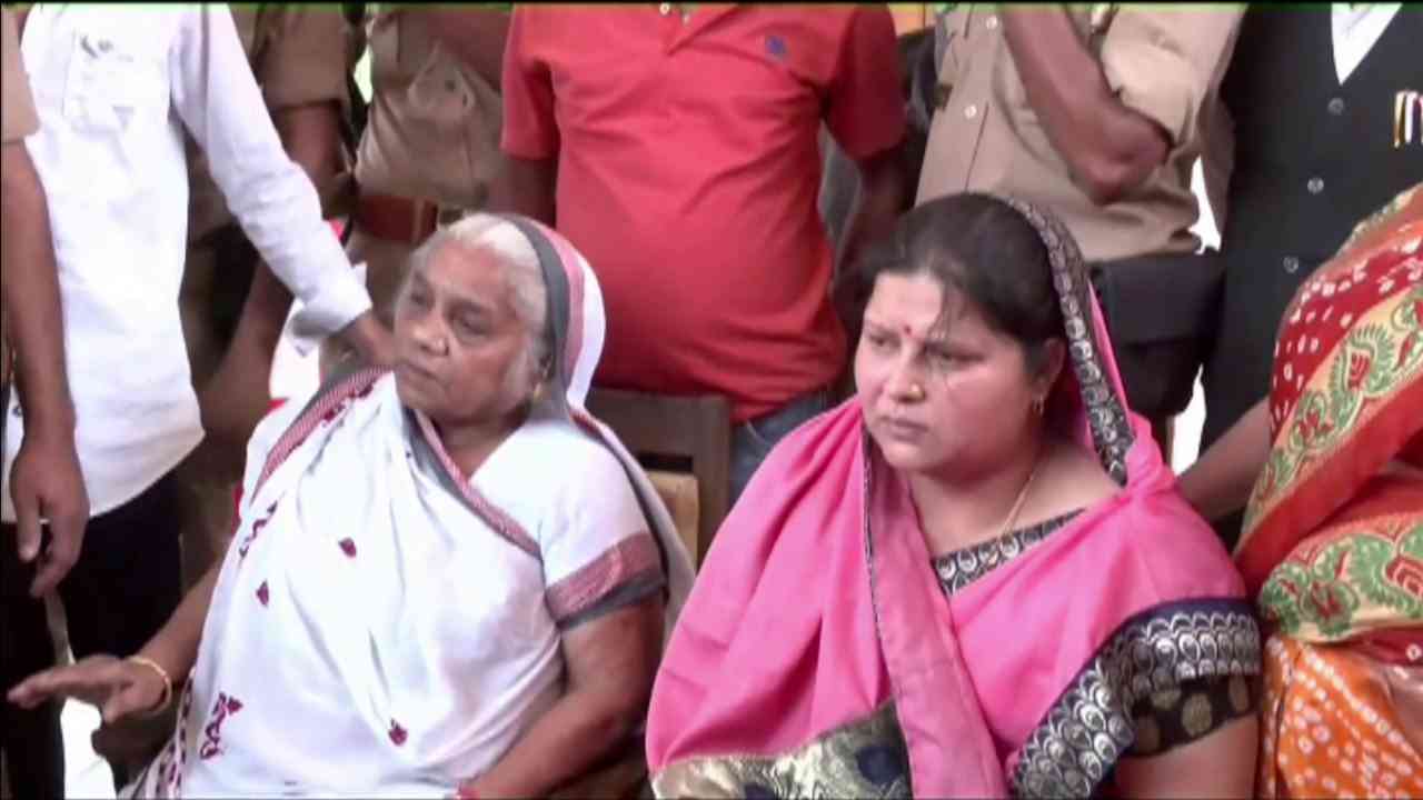 असद एनकाउंटर: उमेश पाल की मां और पत्नी ने किया CM योगी का धन्यवाद, बोलीं- हमें उन पर पूरा भरोसा