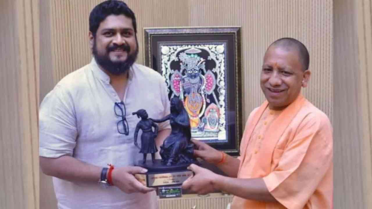 डायरेक्टर ओम राउत ने UP के CM योगी से मुलाकात कर तोहफे में दिया ‘राम दरबार