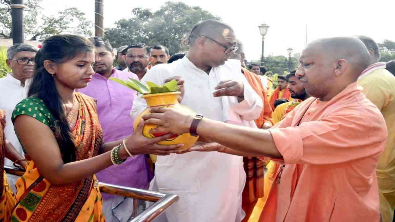 CM YOGI ने भव्य कलशयात्रा का किया शुभारंभ, मानसरोवर मंदिर से गोरखनाथ मंदिर तक निकली कलश व देव विग्रह रथयात्रा