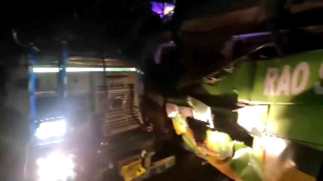 ग्रेटर नोएडा: ट्रक और बस में हुई जबरदस्त टक्कर, एक मासूम की गई जान, 28 घायल