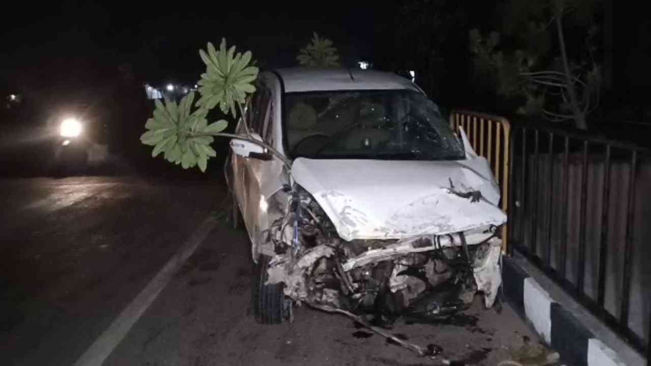 महराजगंज: डिवाइडर से टकराई कार, तेज रफ्तार ने ली दो युवकों की जान, अस्पताल पहुंचने से पहले ही तोड़ा दम