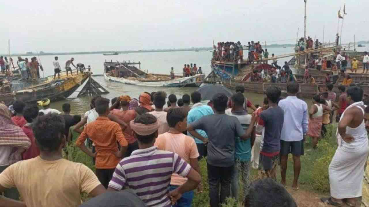 बड़ा हादसा: गंगा नदी में पलटी नाव, तीन लोग की मौत, अपने लापता परिजनों को खोजते नजर आए बेबस लोग