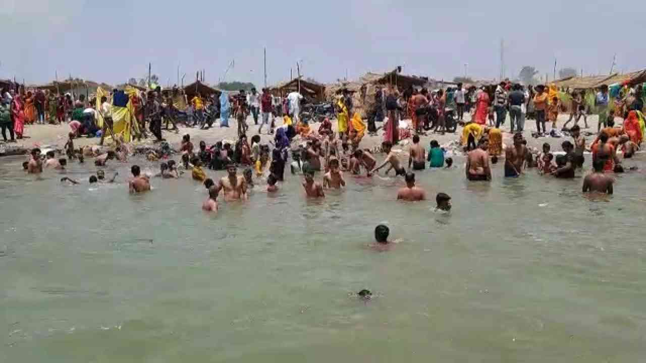 फर्रुखाबाद: गंगा में डूबे एक दर्जन युवक, गंगा दशहरा के मौके पर करने आए थे स्नान, पुलिस व्यवस्था की खुली पोल