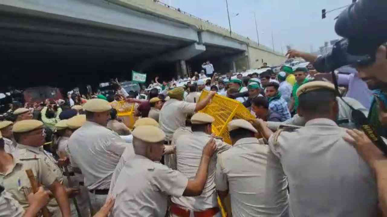 गाजीपुर बॉर्डर पर तनाव का माहौल, किसानों और पुलिस के बीच धक्का-मुक्की, प्रदर्शनकारियों ने हटाई बैरिकेडिंग