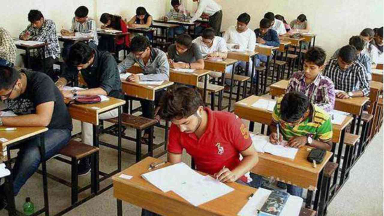 NEET Exam 2023: कड़ी चेकिंग के बाद अभ्यर्थियों को परीक्षा केंद्र में मिली एंट्री