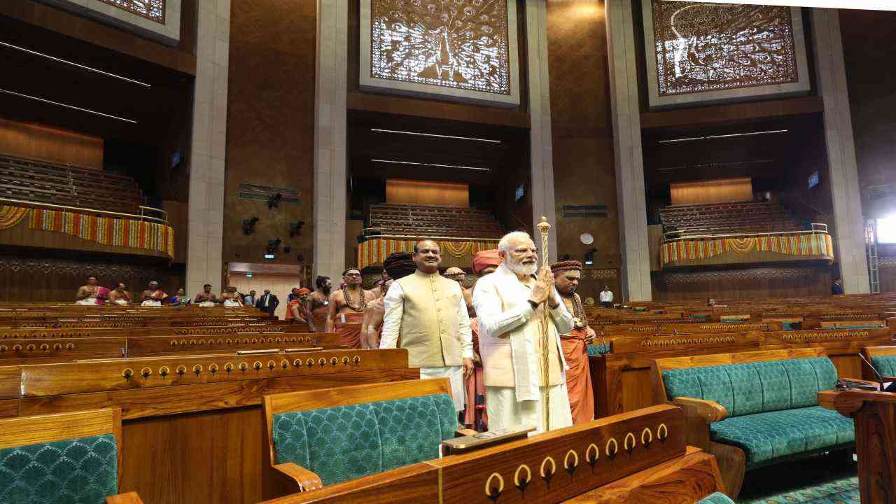 PM मोदी ने किया नए संसद भवन का उद्घाटन, सीएम योगी बोले- ये है ऐतिहासिक क्षण!
