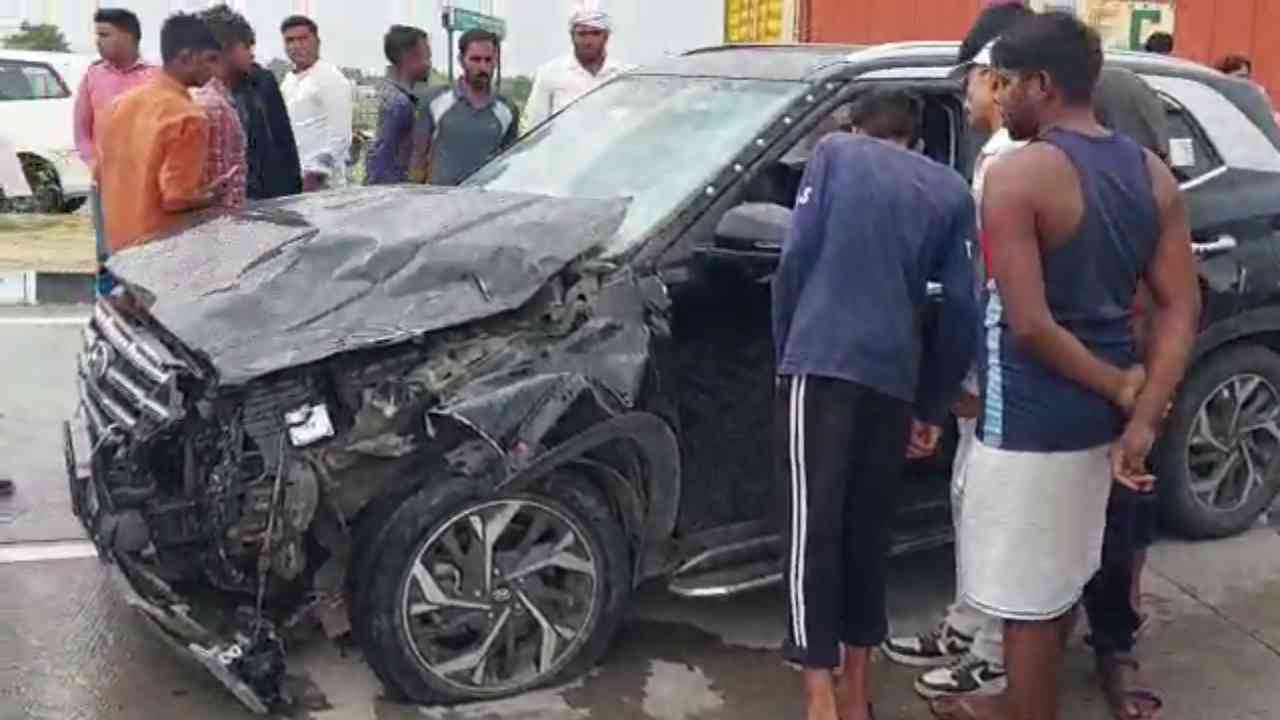 तेज रफ्तार कार ने बाइक को मारी टक्कर, 100 मीटर तक घिसटती चली गई कार, टायर फटे, शिक्षक समेत दो की मौत