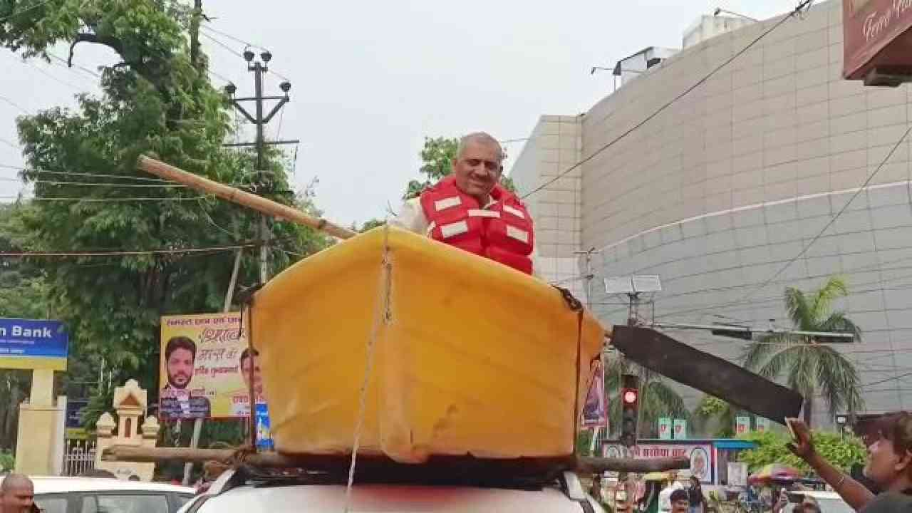 कानपुर: सपा विधायक का अनोखा प्रदर्शन, कार पर नाव रखकर भ्रमण पर निकले, कमिश्नरेट पुलिस ने किया चालान