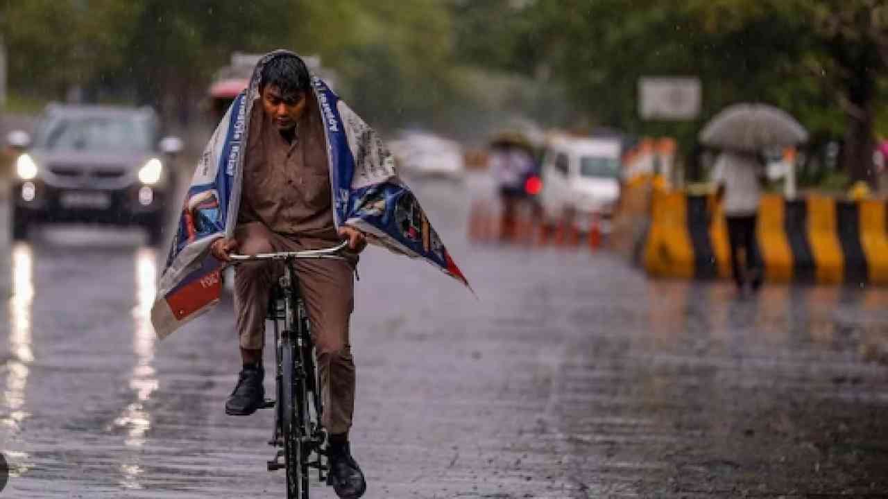 Weather Update: यूपी के 52 जिलों में गरज चमक के साथ बारिश का अलर्ट