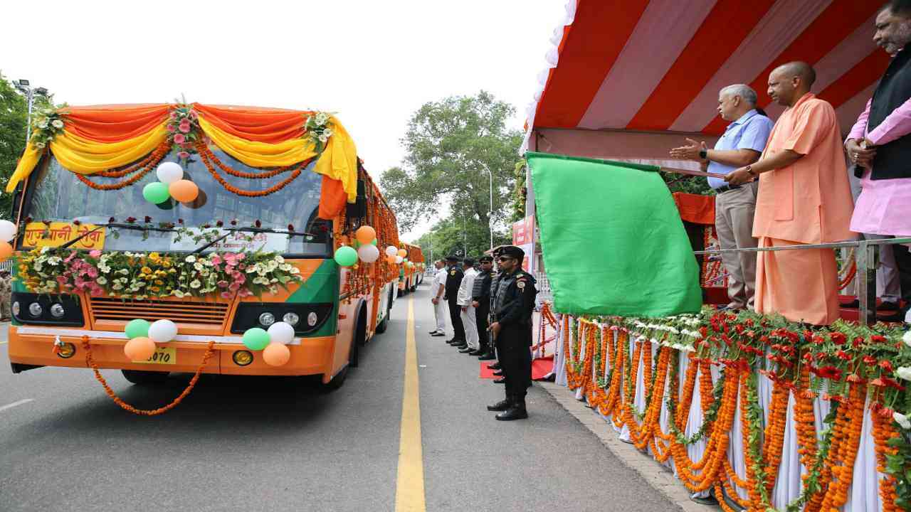 सीएम योगी ने 93 नई राजधानी सेवा और 7 साधारण बीएस-6 बसों को हरी झंडी दिखाकर किया रवाना