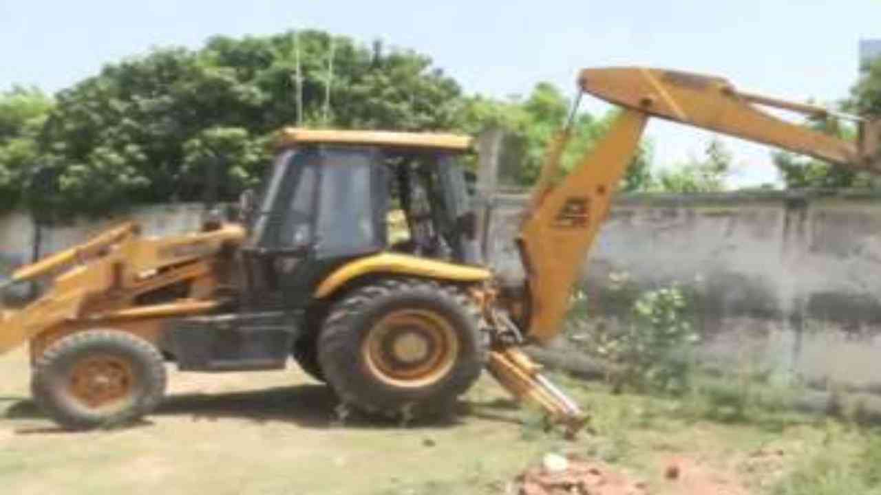 योगी के गोरखपुर में माफिया विनोद के घर चला बुल्डोजर, बेशकीमती जमीन से खाली करवाया कब्जा