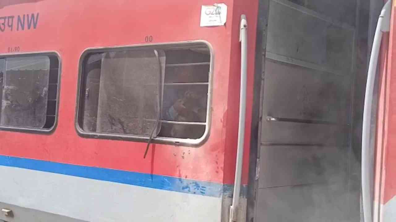 कौशांबी: एक्सप्रेस ट्रेन की बोगी में शॉर्ट सर्किट से लगी आग, यात्रियों में मची अफरा तफरी