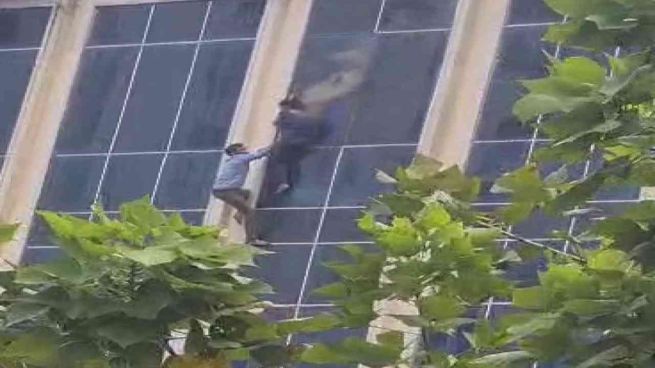 VIDEO: ग्रेटर नोएडा के गैलेक्सी प्लाजा में लगी आग, तीसरी मंजिल की खिड़की से कूदे लोग