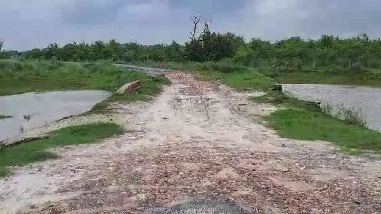 फर्रुखाबाद प्रशासन की लापरवाही! नदी के उफान में बह गया कब्रिस्तान, सैकड़ों कब्रे गंगा की गोद में समाई