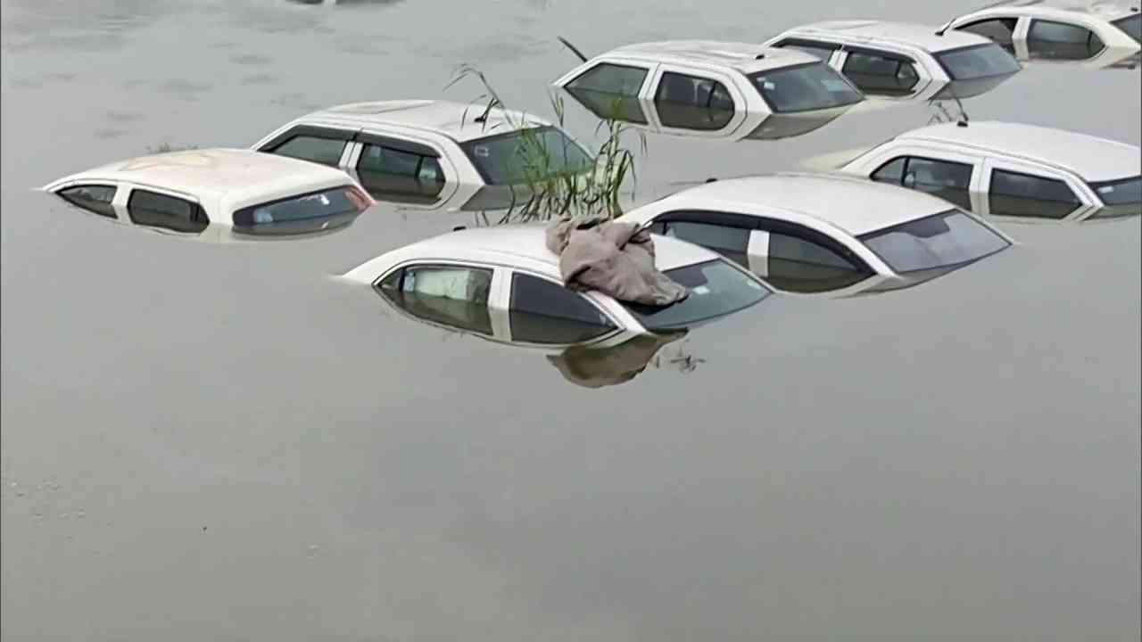 हिंडन नदी का जलस्तर बढ़ा, Ecotech के पास डूबी सैकड़ों गाड़ियां