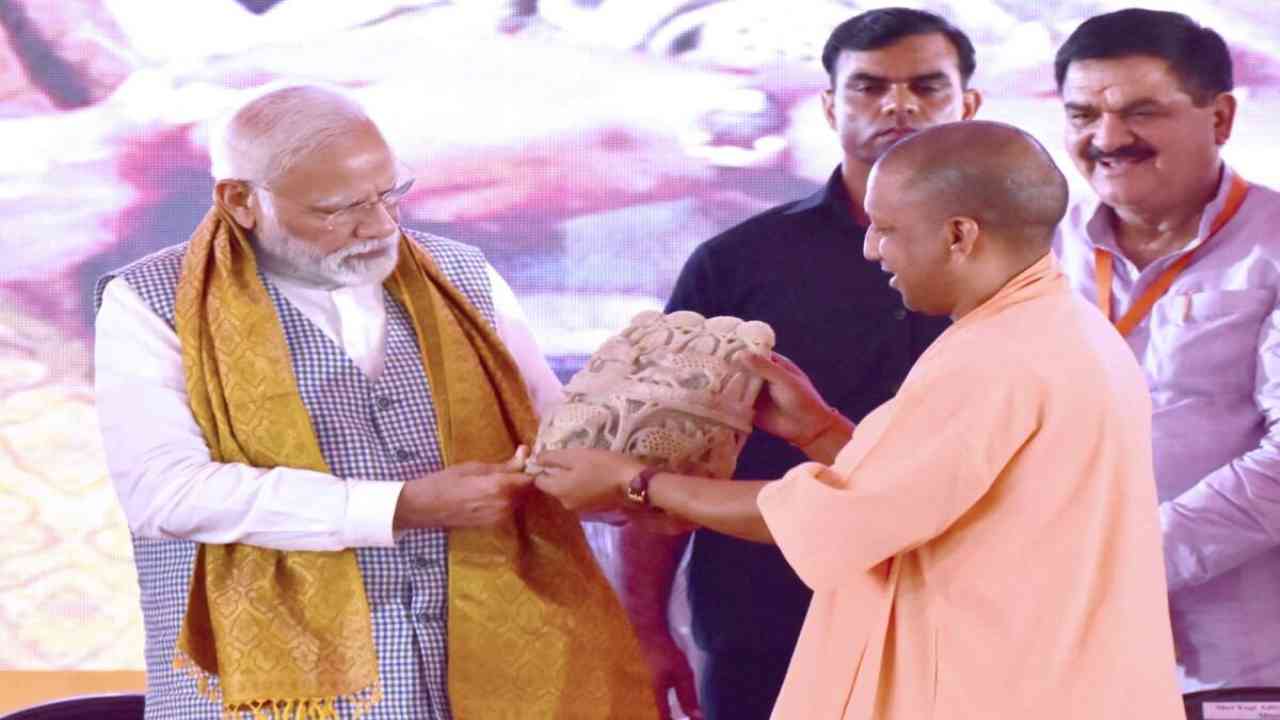 पीएम मोदी का गोरखपुर दौरा: सीएम योगी आदित्यनाथ ने प्रधानमंत्री को ये खास चीज की भेंट