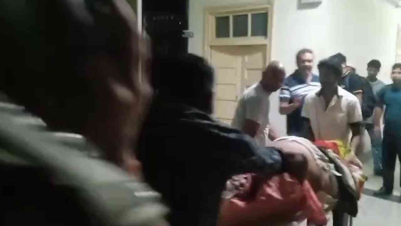 गोरखपुर: मेडिकल कॉलेज के वार्ड में लगी आग, बेड सहित मरीजों को लेकर भागे तीमारदार, ICU में भर्ती मरीज की मौत