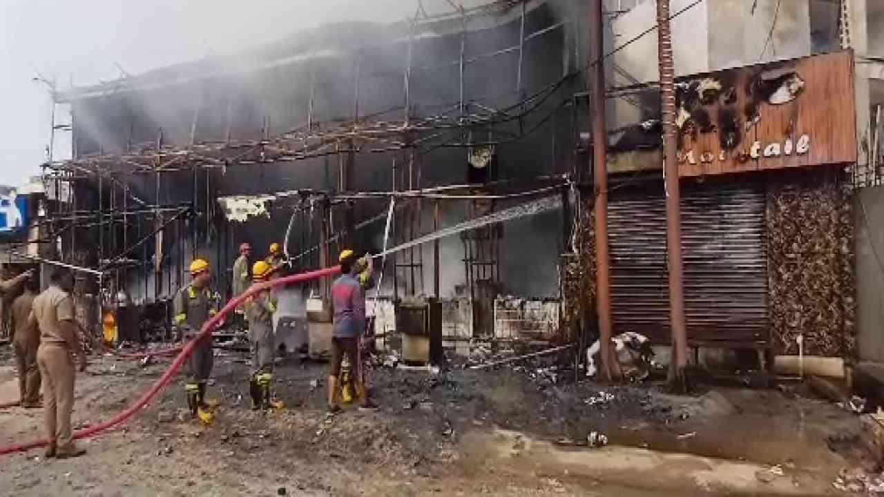 मथुरा और कानपुर में दिखा आग का तांडव, बाजार की 10 दुकानें जलकर राख, वृंदावन में छाया धुएं का गुबार!