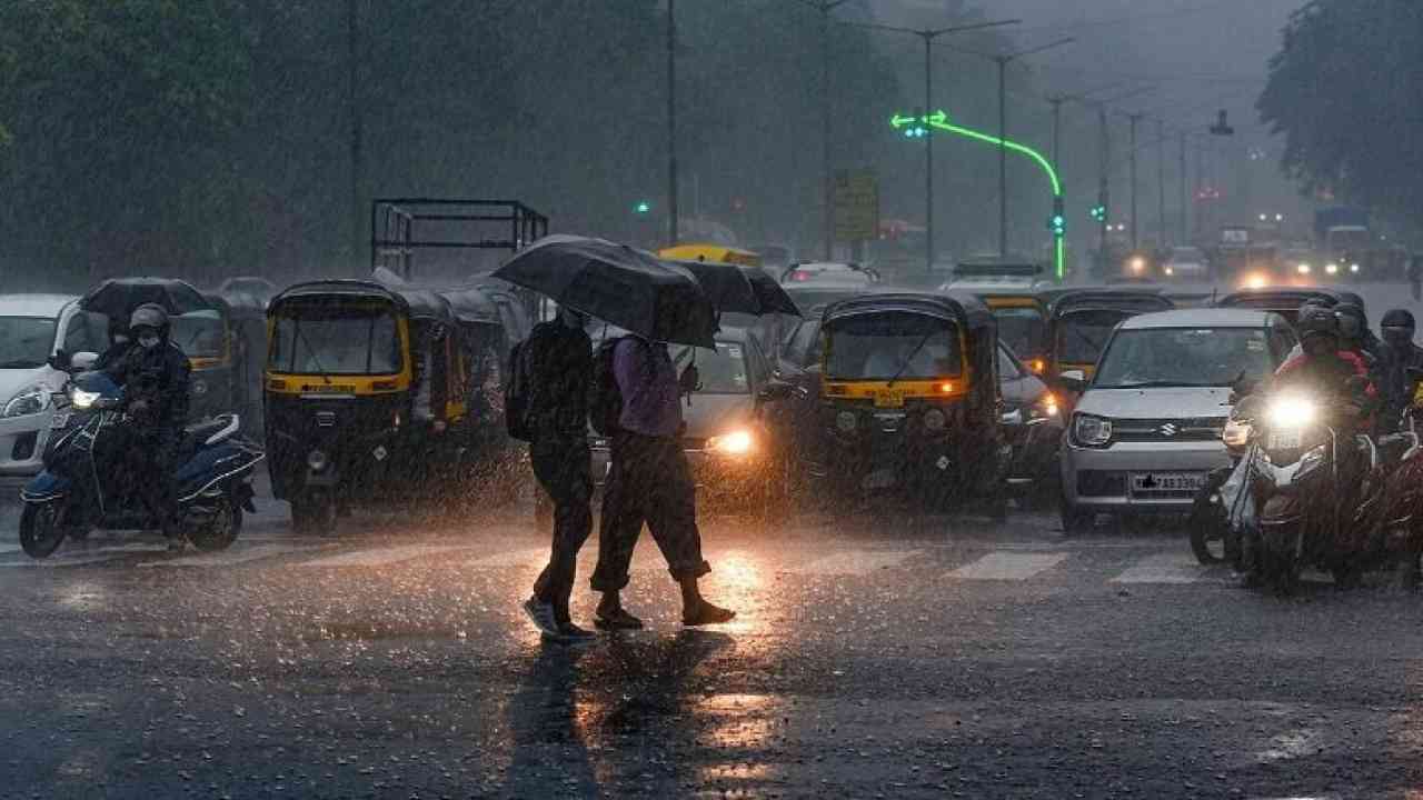 UP Weather: उत्तर प्रदेश में फिर से बारिश का अलर्ट! हो सकती है भारी से भारी वर्षा