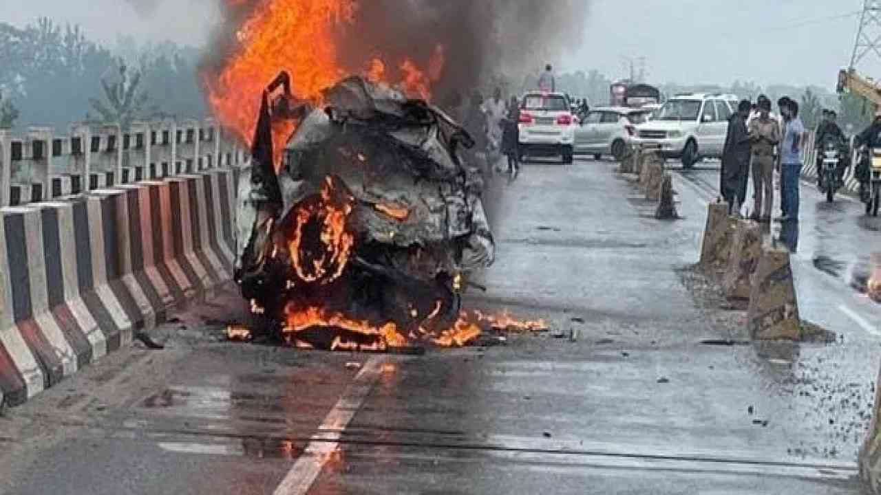 सहारनपुर: ट्रक ने कार को मारी टक्कर, गाड़ी में लगी आग, 4 लोग जिंदा जले