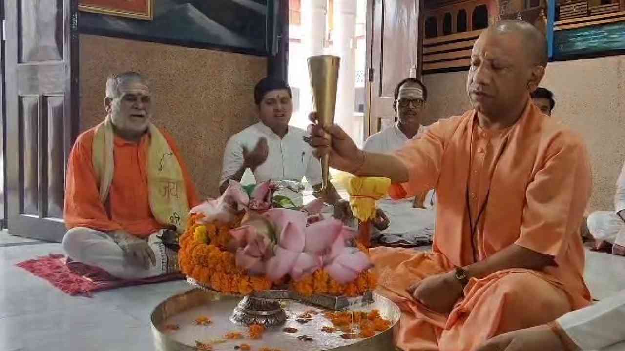 गोरखपुर: सीएम योगी ने सावन के पहले दिन शिवलिंग पर किया रुद्राभिषेक, जन कल्याण की कामना की
