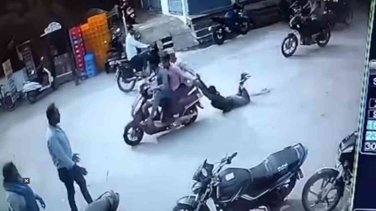 बेखौफ बदमाश: बरेली में युवक को स्कूटी से बांधकर घसीटने का वीडियो वायरल, आरोपियों को तलाश रही पुलिस
