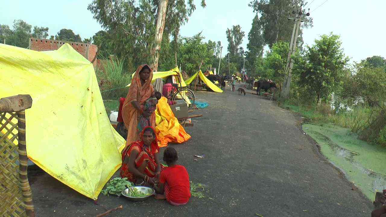 फर्रुखाबाद: रौद्र रूप में गंगा नदी, सड़कों पर पॉलिथीन के नीचे गुजर बसर करने को मजबूर ग्रामीण