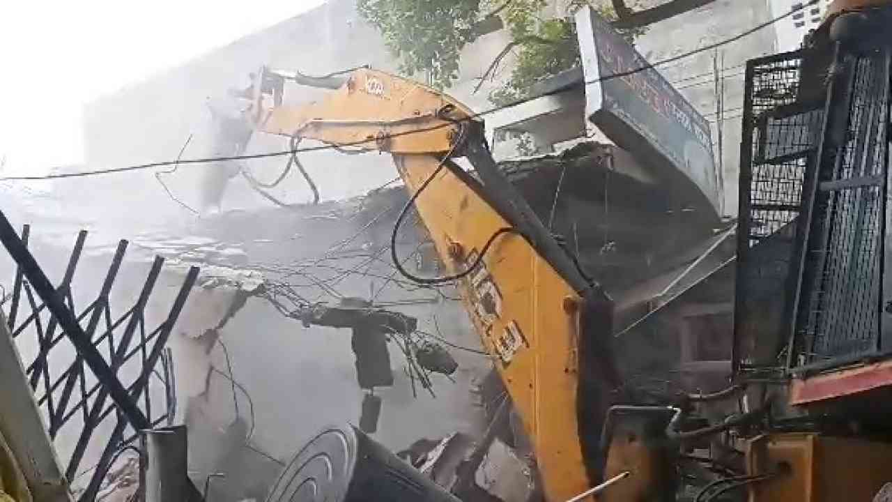 अतीक के गुर्गों की कब्जे वाली जमीन पर चला बुलडोजर, आवास विकास परिषद ने की कार्रवाई
