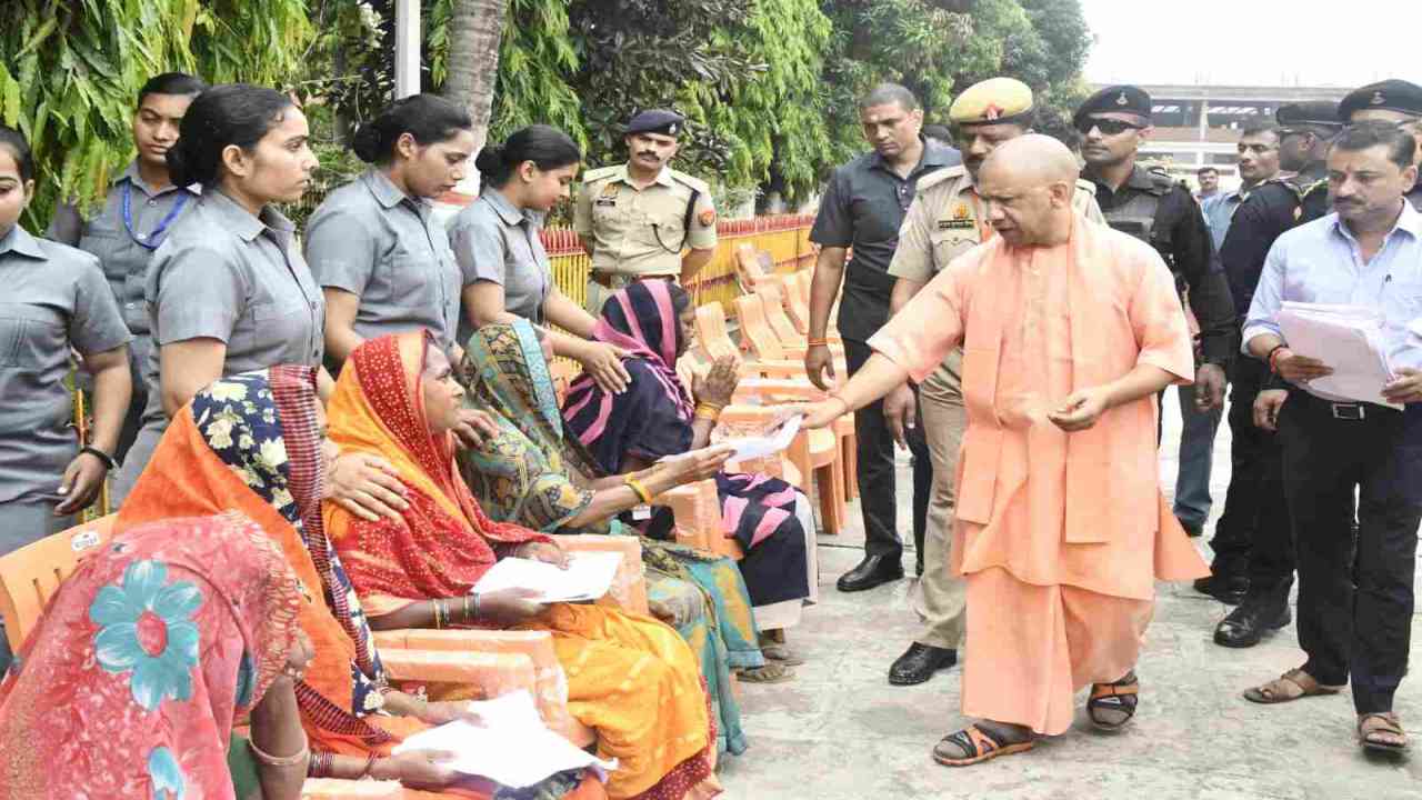 गोरखपुर: सीएम योगी आदित्यनाथ ने लगाया जनता दरबार, 200 लोगों की सुनीं समस्याएं