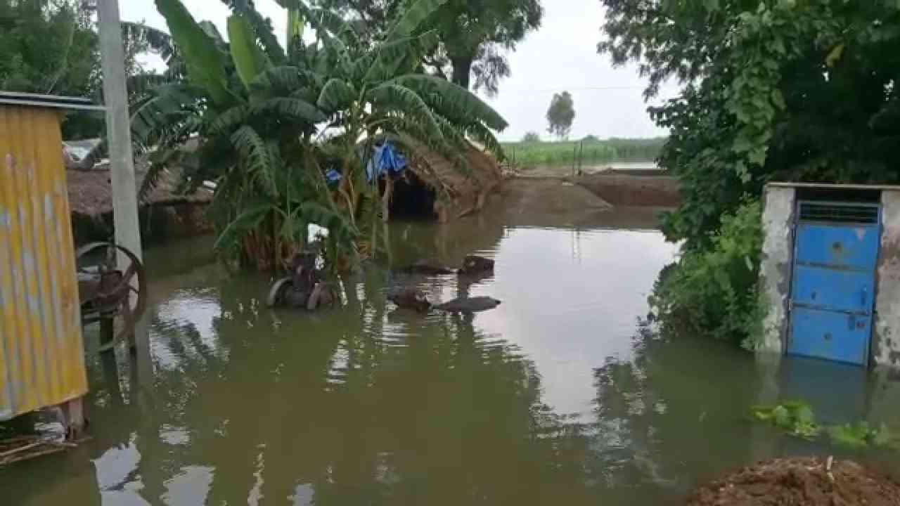 फर्रुखाबाद में बाढ़ से बुरा हाल, ग्रामीणों का आरोप- प्रशासन नहीं कर रहा मदद, सिर्फ कर रहा खोखले दावे