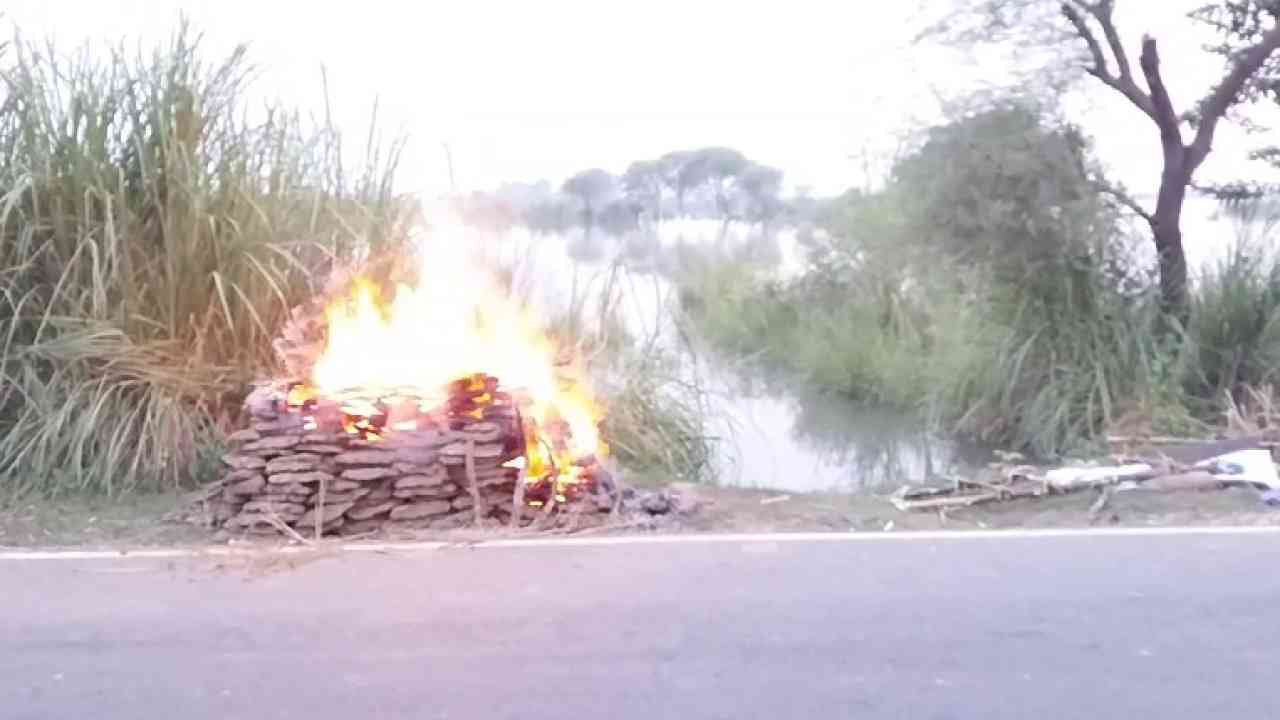 फर्रुखाबाद: गंगा की बाढ़ में डूबे शमशान घाट, लोग सड़क के किनारे जला रहे चिताएं