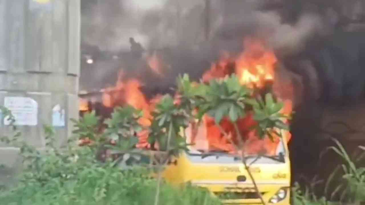 गाजियाबाद: स्कूल बस में लगी आग, कड़ी मशक्कत के बाद आग पर पाया गया काबू