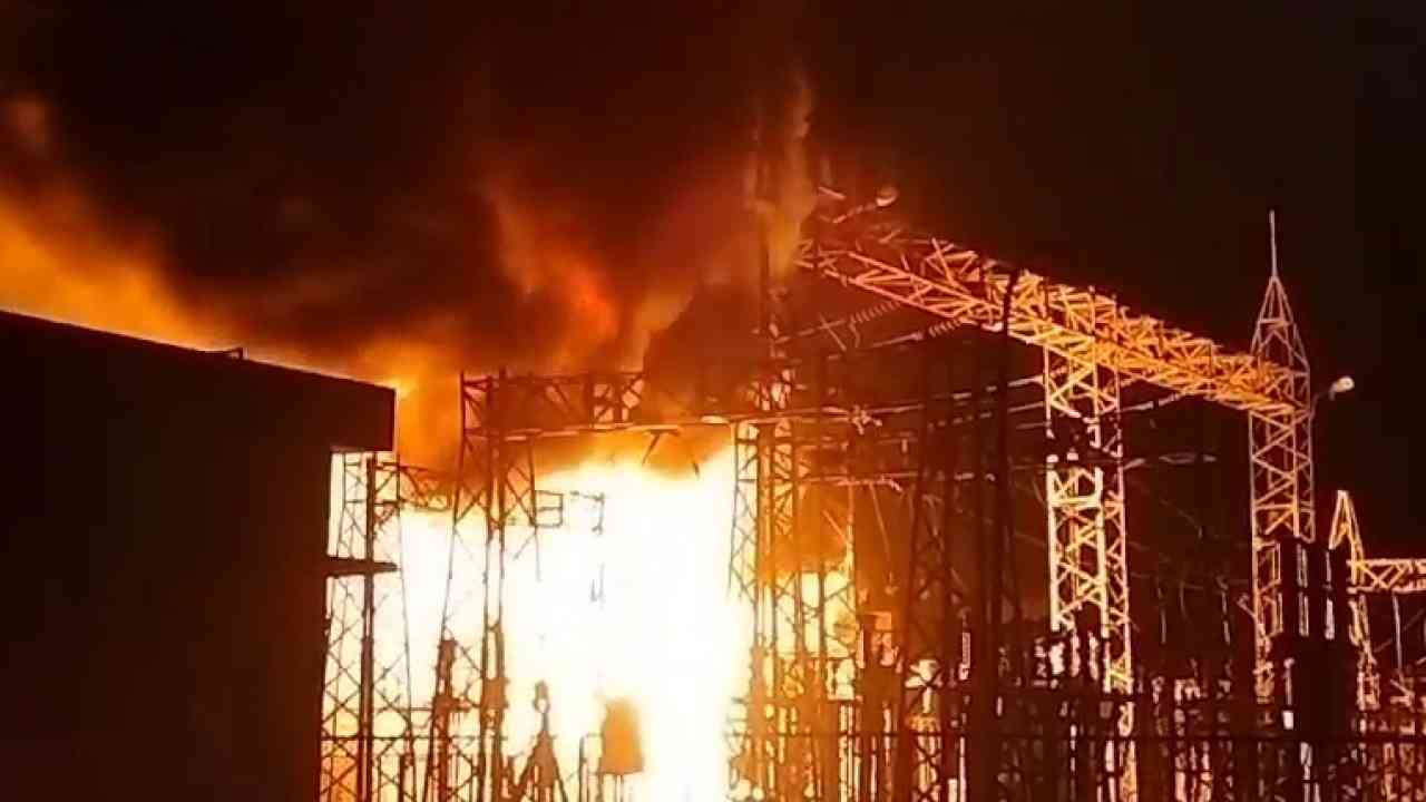 जालौन: 132 केबीए के पावर हाउस में लगी भीषण आग, लाखों का सामान जला, 8 घंटे बाद आग पर पाया जा सका काबू
