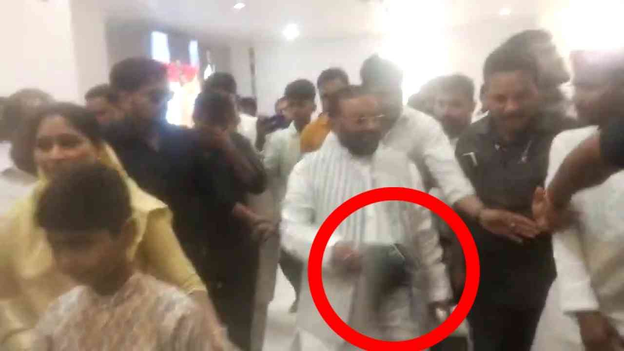 सपा महासम्मेलन में स्वामी प्रसाद मौर्या पर फेंका गया जूता, वकील के भेष में आया था हमलावर