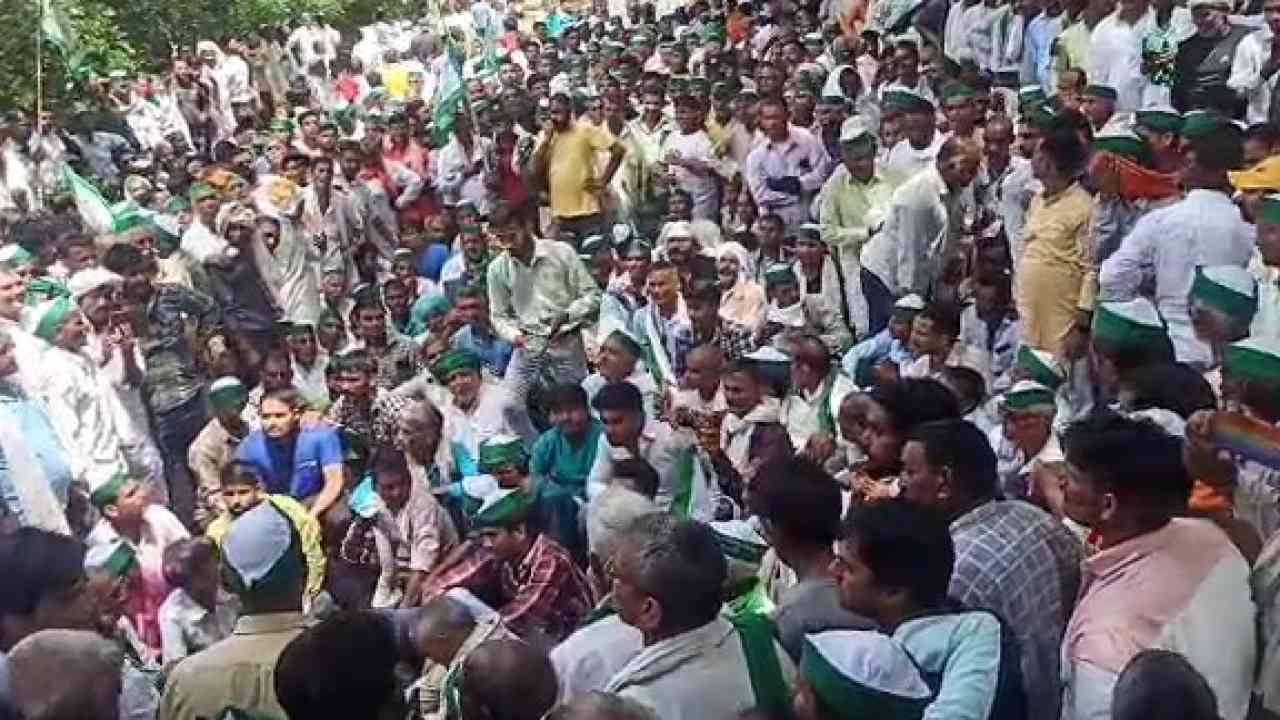 मथुरा: भारतीय किसान यूनियन अराजनैतिक ने किया कलेक्ट्रेट का घेराव, एक्सप्रेस वे जाम करने की चेतावनी