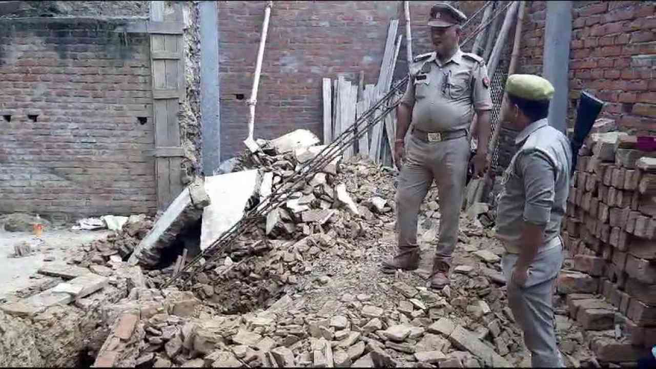 मिर्जापुर: अचानक भरभरा कर गिरी निर्माणाधीन मकान की दीवार, मालिक और मजदूर दबे, एक की मौत