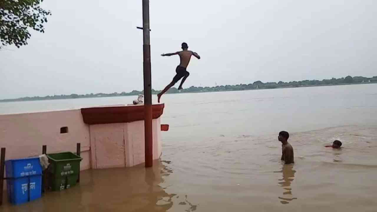 मिर्जापुर: उफान पर गंगा, बढ़ते जलस्तर में बच्चों का खतरनाक खेल जारी, भारी पड़ सकती है स्टंटबाजी
