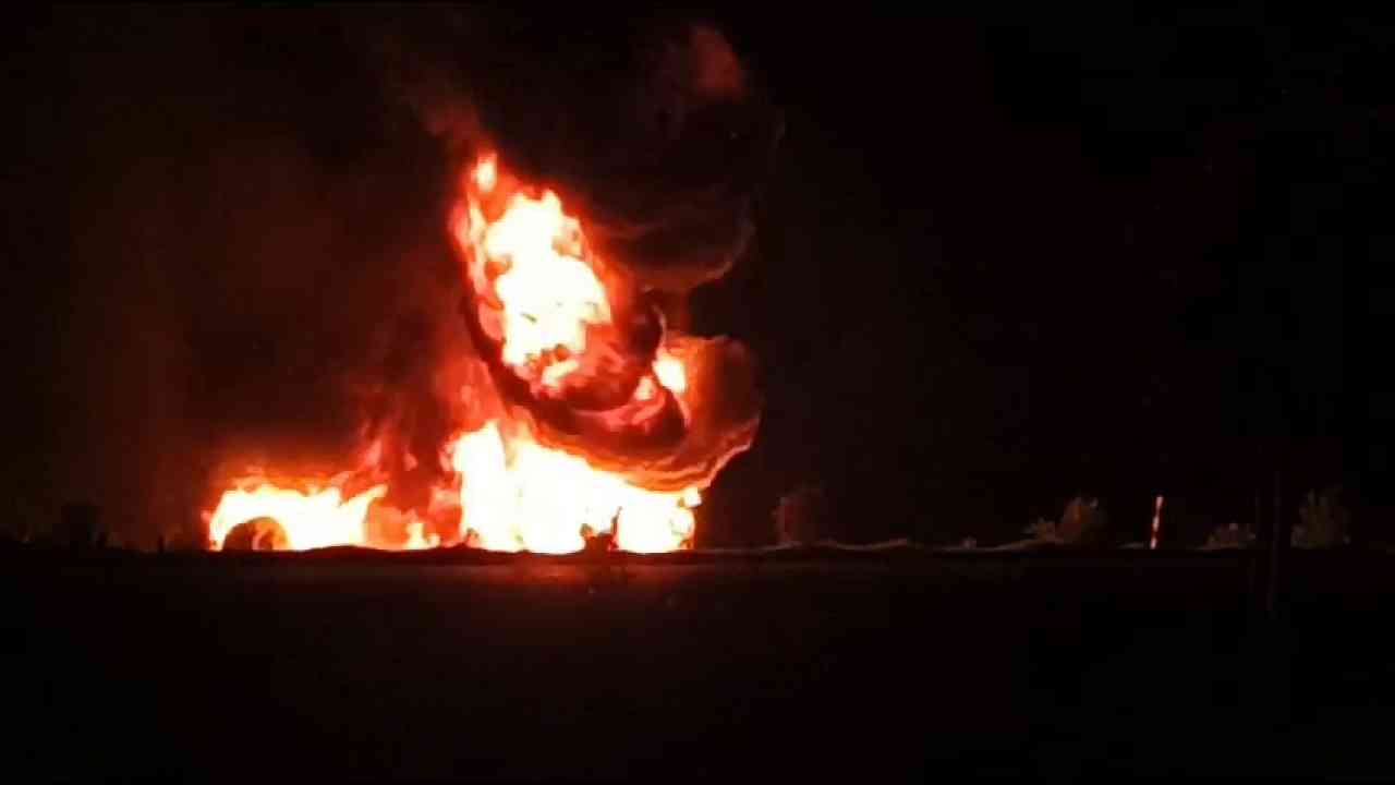 जालौन: शॉर्ट सर्किट से ट्रक में लगी आग, धू धूकर जला ट्रक