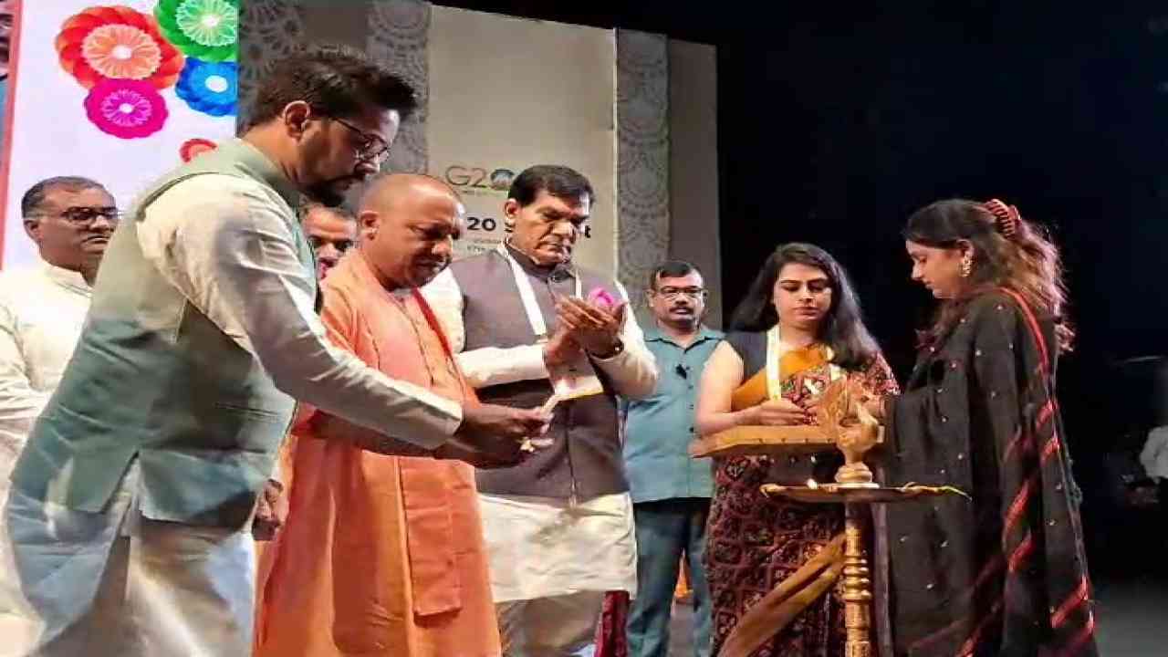 सीएम योगी और केन्द्रीय मंत्री अनुराग ठाकुर ने वाई-20 शिखर सम्मेलन का किया उद्घाटन, CM बोले- पीएम ने युवाओं की प्रतिभा को बढ़ाने के लिए दिया मंच