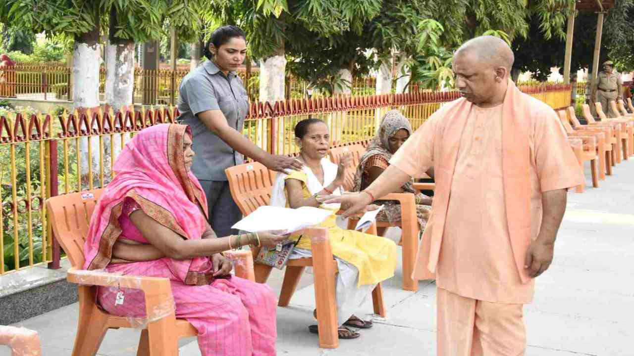 गोरखपुर: CM योगी ने लगाया जनता दरबार, गोरखनाथ मंदिर के प्रांगण में सुनी लोगों की समस्याएं