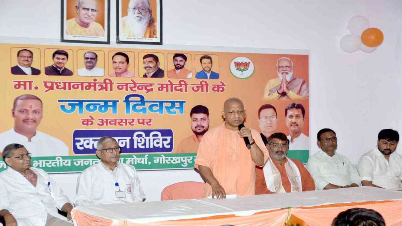 सीएम योगी ने भाजयुमो के रक्तदान शिविर में रक्तदाताओं का बढ़ाया उत्साह, बोले- पीड़ित मानवता की मदद के लिए रक्तदान करना चाहिए