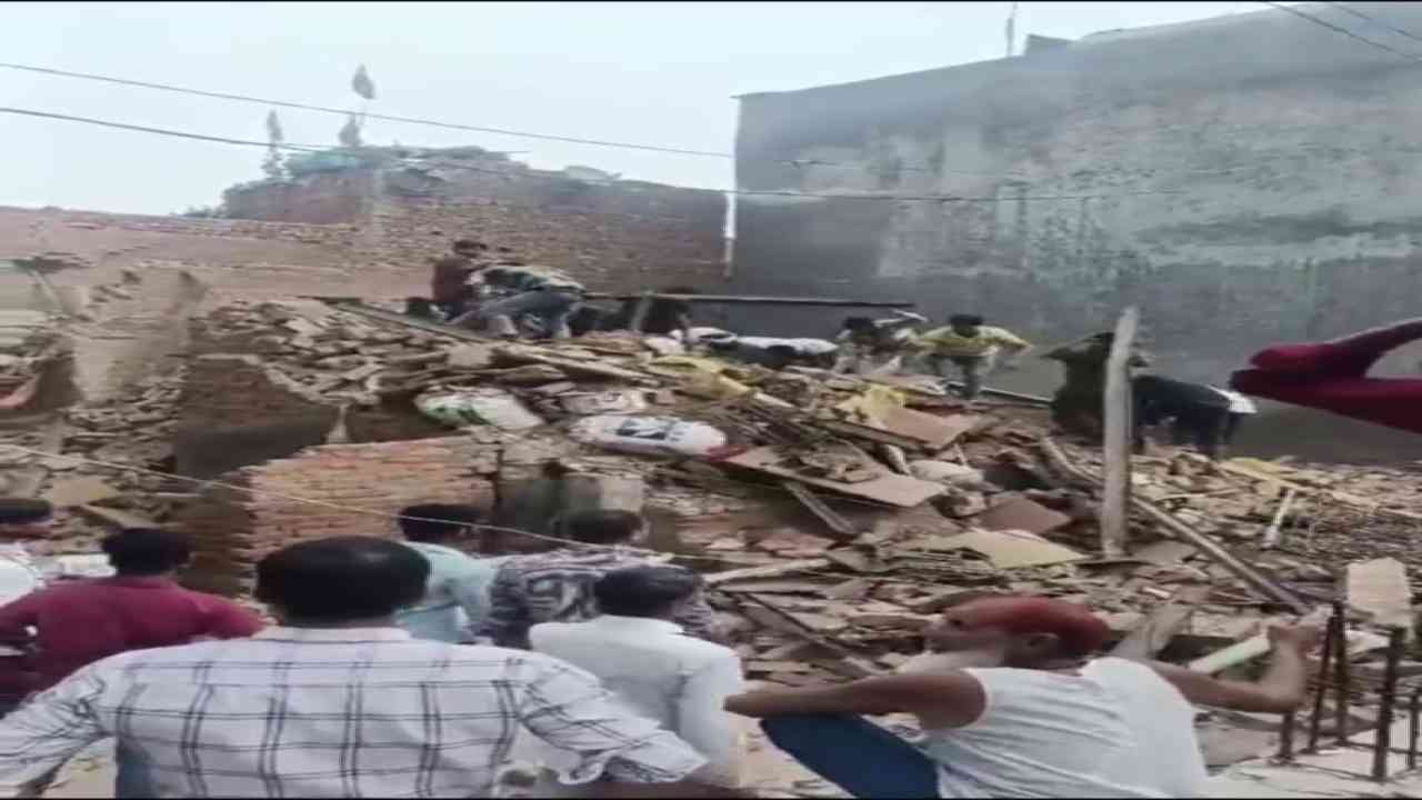 गाजियाबाद: दो मंजिला मकान ध्वस्त, पुलिस ने रेस्क्यू कर 7 लोगों को मलबे से निकाला